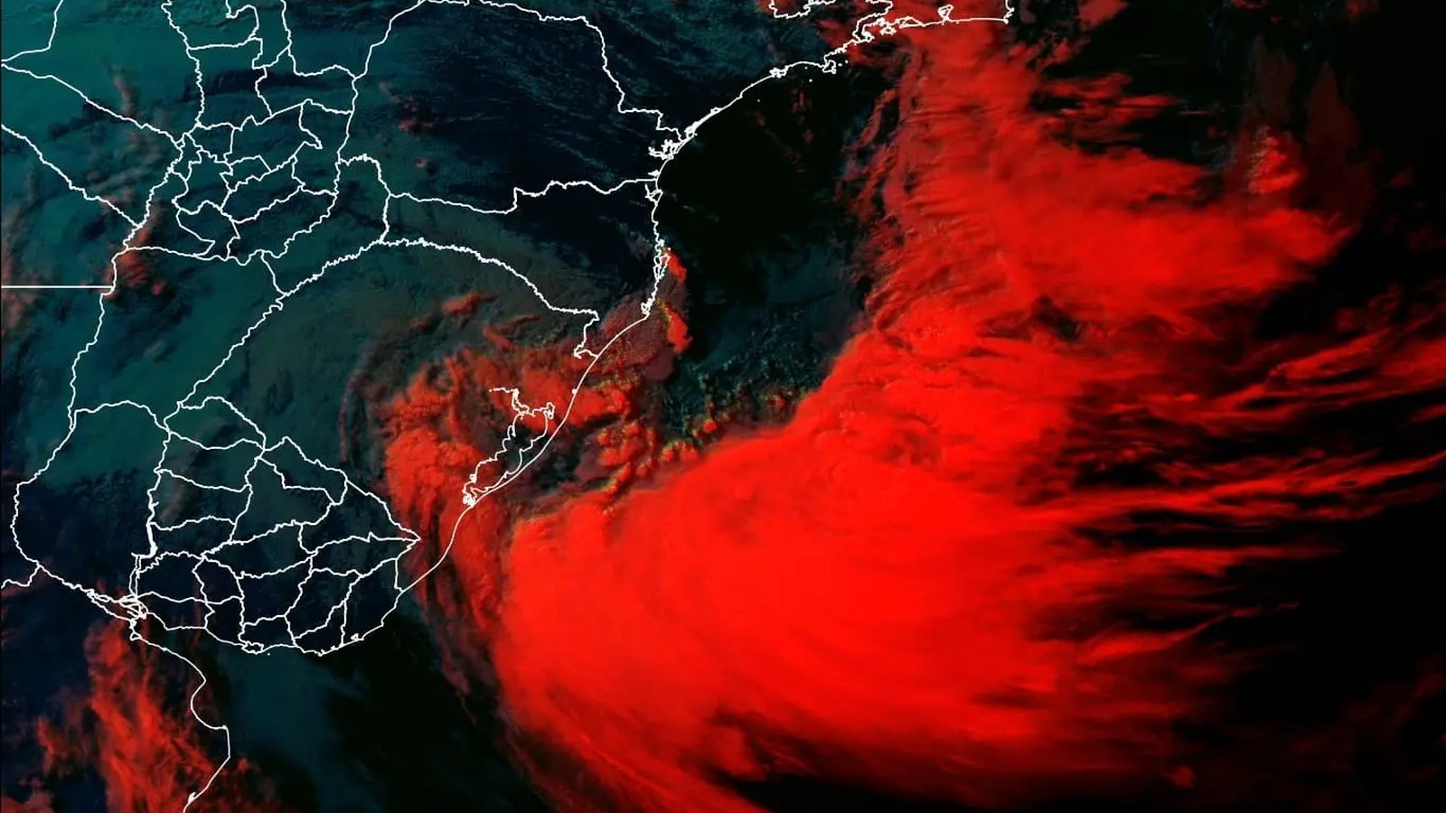 Imagem de céu carregado com nuvens densas de tempestade sobre paisagem do Sul do Brasil, sem pessoas — ciclone extratropical, RS