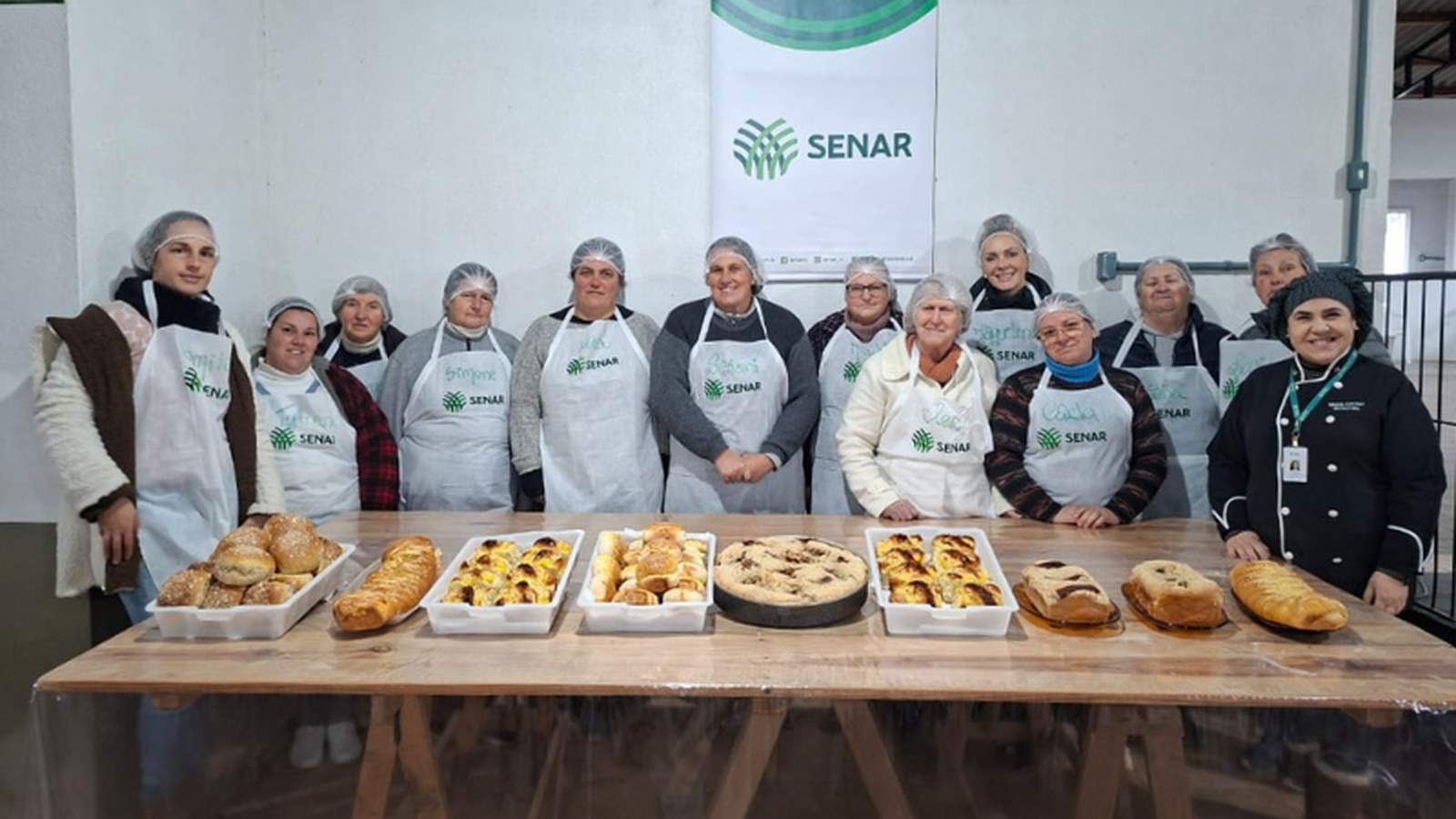 Participantes preparam pães e cucas em curso na Comunidade Bom Pastor, Morro Redondo