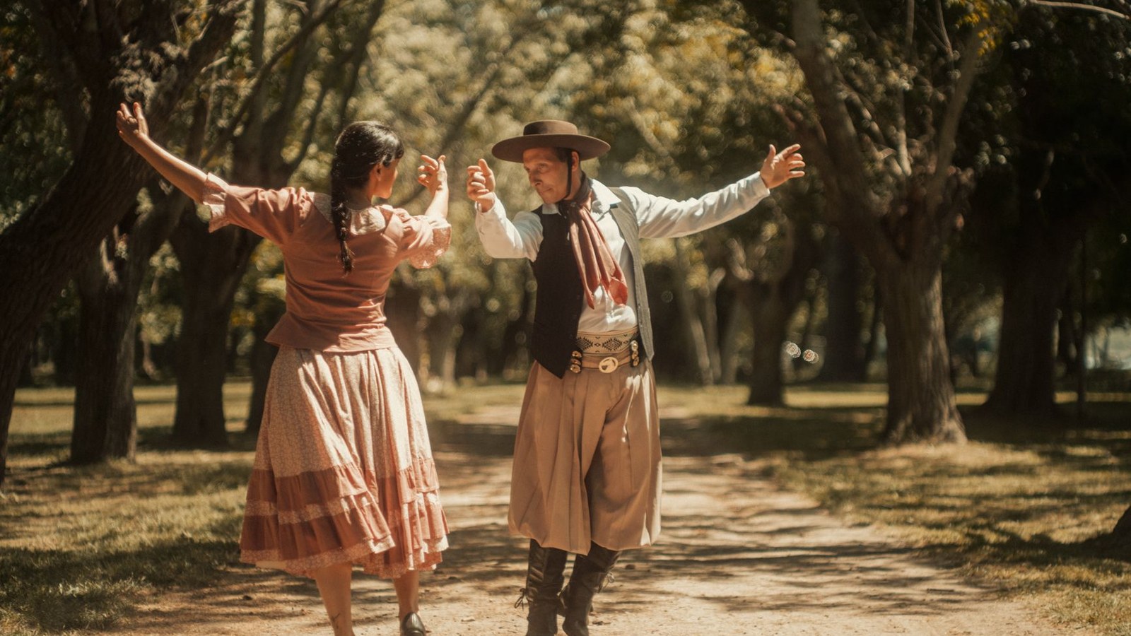 Prenda e peão em traje gaúcho tradicional, símbolo do concurso de Arambaré 2026.