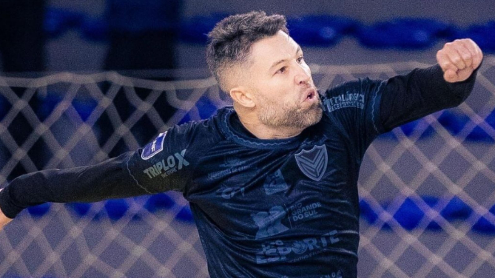 Quadra de futsal com bola e marcas da quadra em destaque, atmosfera de jogo, sem rostos identificáveis nem escudos de marcas — Vélez Camaquã, Camaquã/Costa