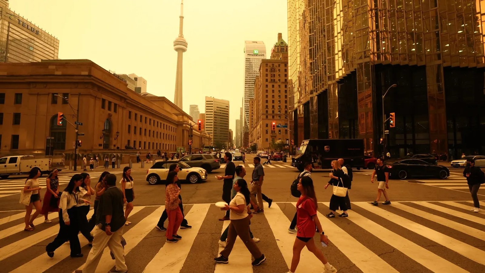 Fumaça de incêndios florestais deixa o céu de Toronto encoberto e reduz a visibilidade na cidade.