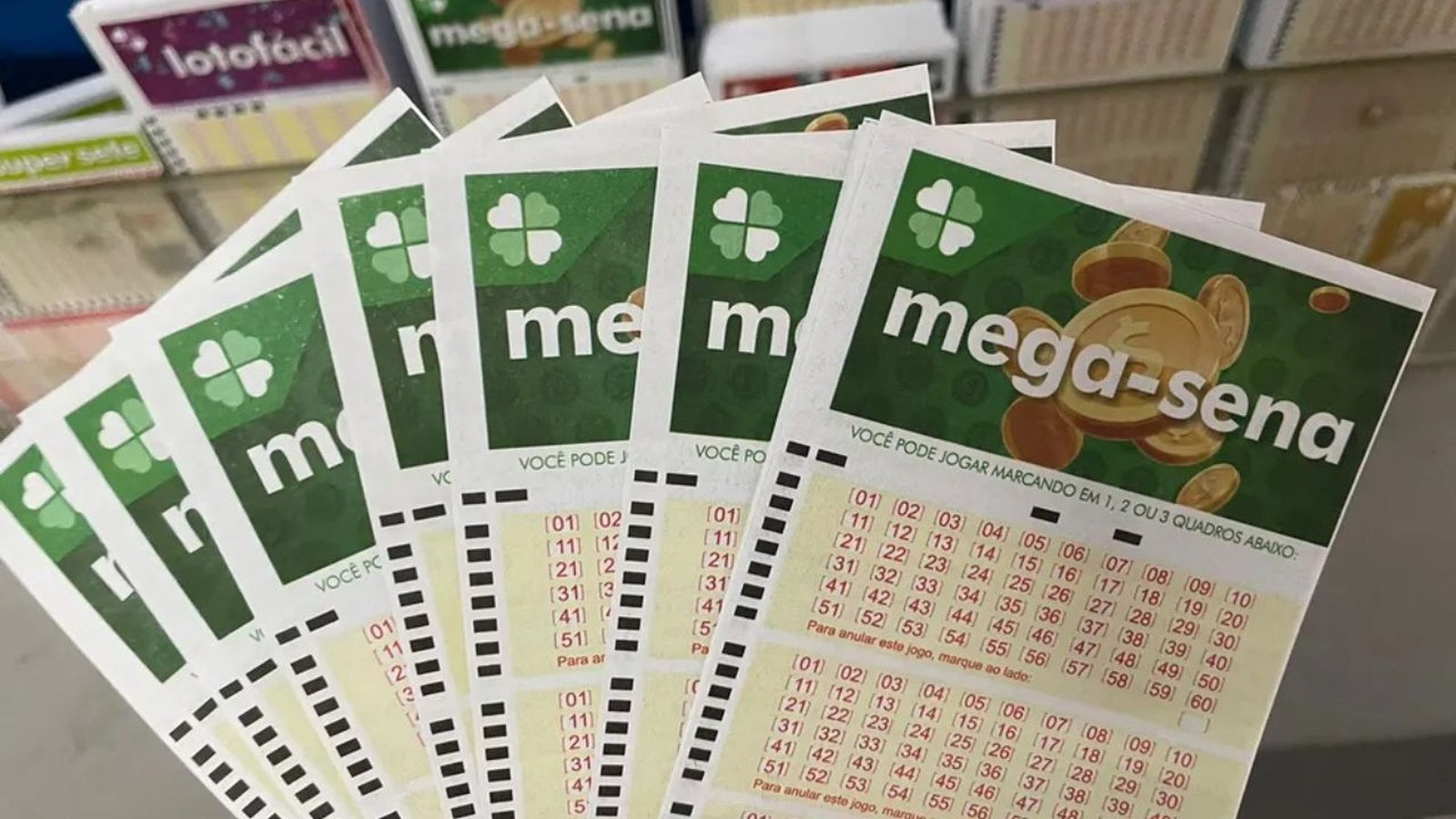 Volante da Mega-Sena preenchido em casa lotérica antes do sorteio deste sábado (11).