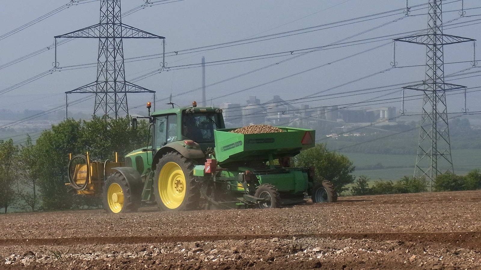 Batatas-semente em caixas de madeira prontas para o plantio, ambiente rural, sem pessoas — Canguçu