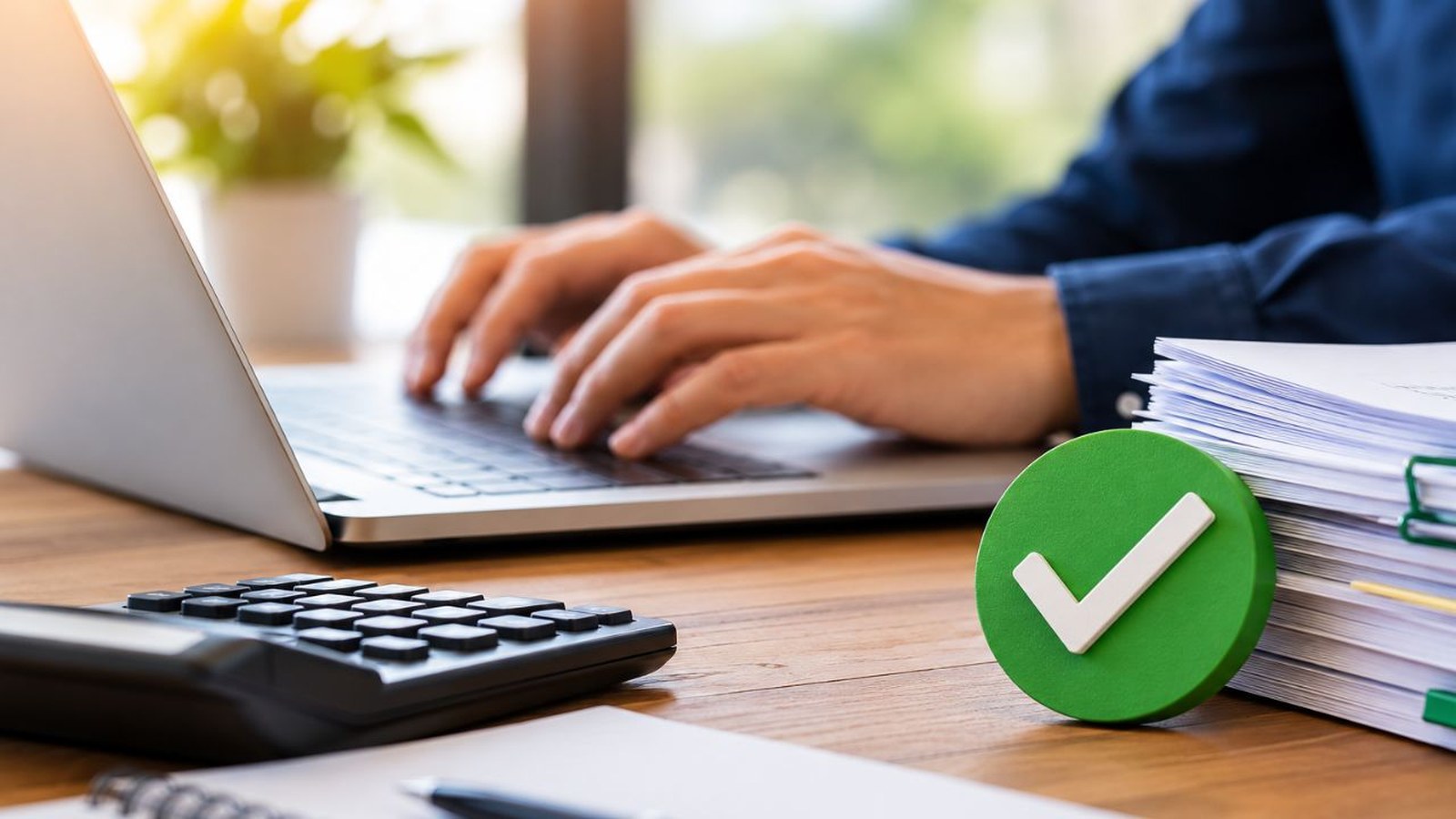 Empresário consulta o aplicativo Minha Empresa para concluir o recadastramento no Simples Nacional