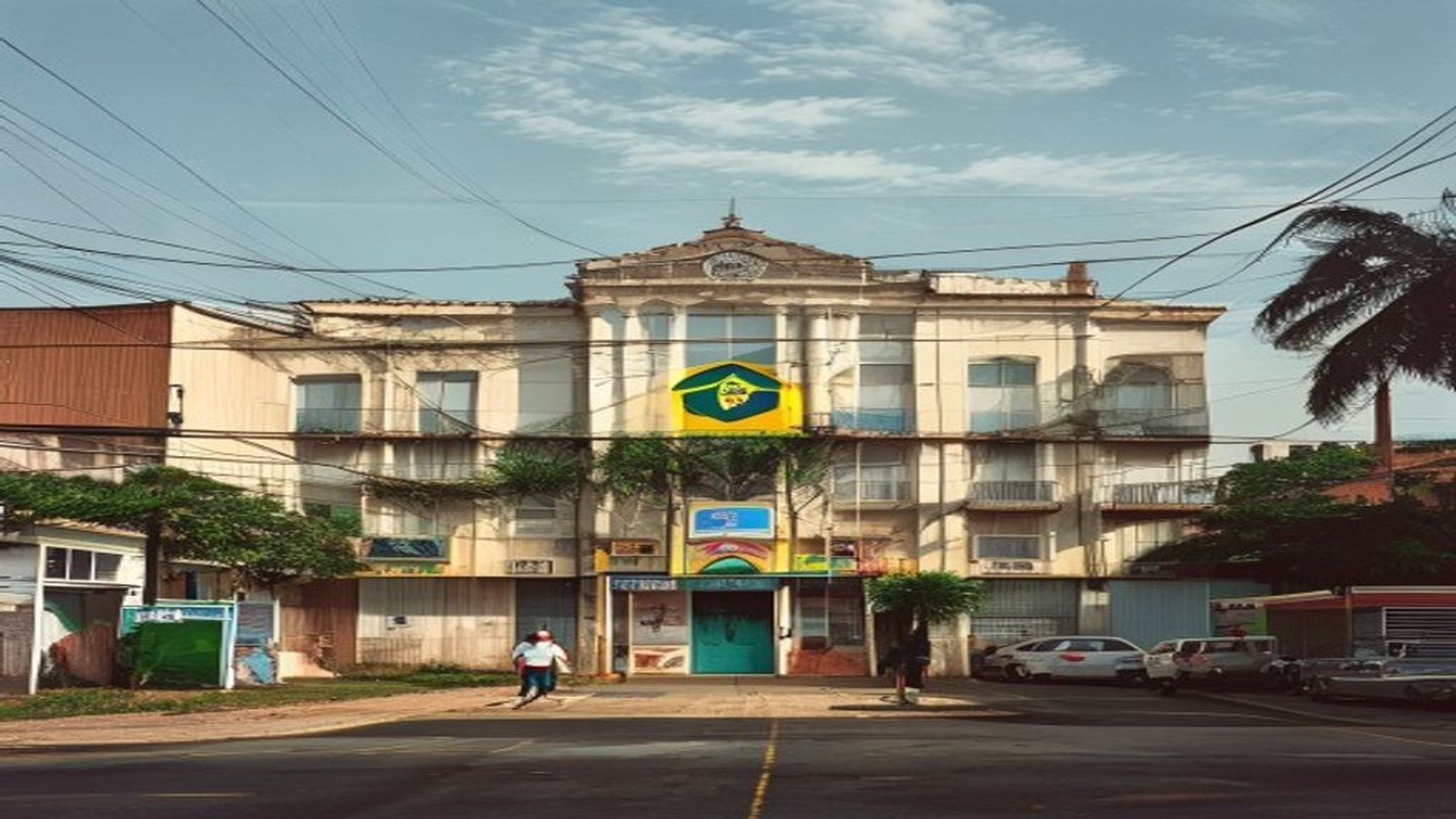 Fachada de prédio público municipal em cidade do interior gaúcho com bandeira do Brasil, clima de Copa, sem pessoas identificáveis — São Lourenço do Sul