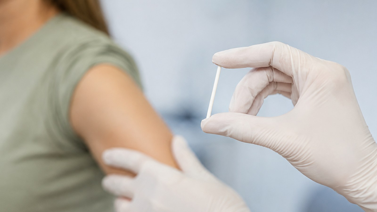 Profissional de saúde atende paciente em consultório durante avaliação para método contraceptivo.