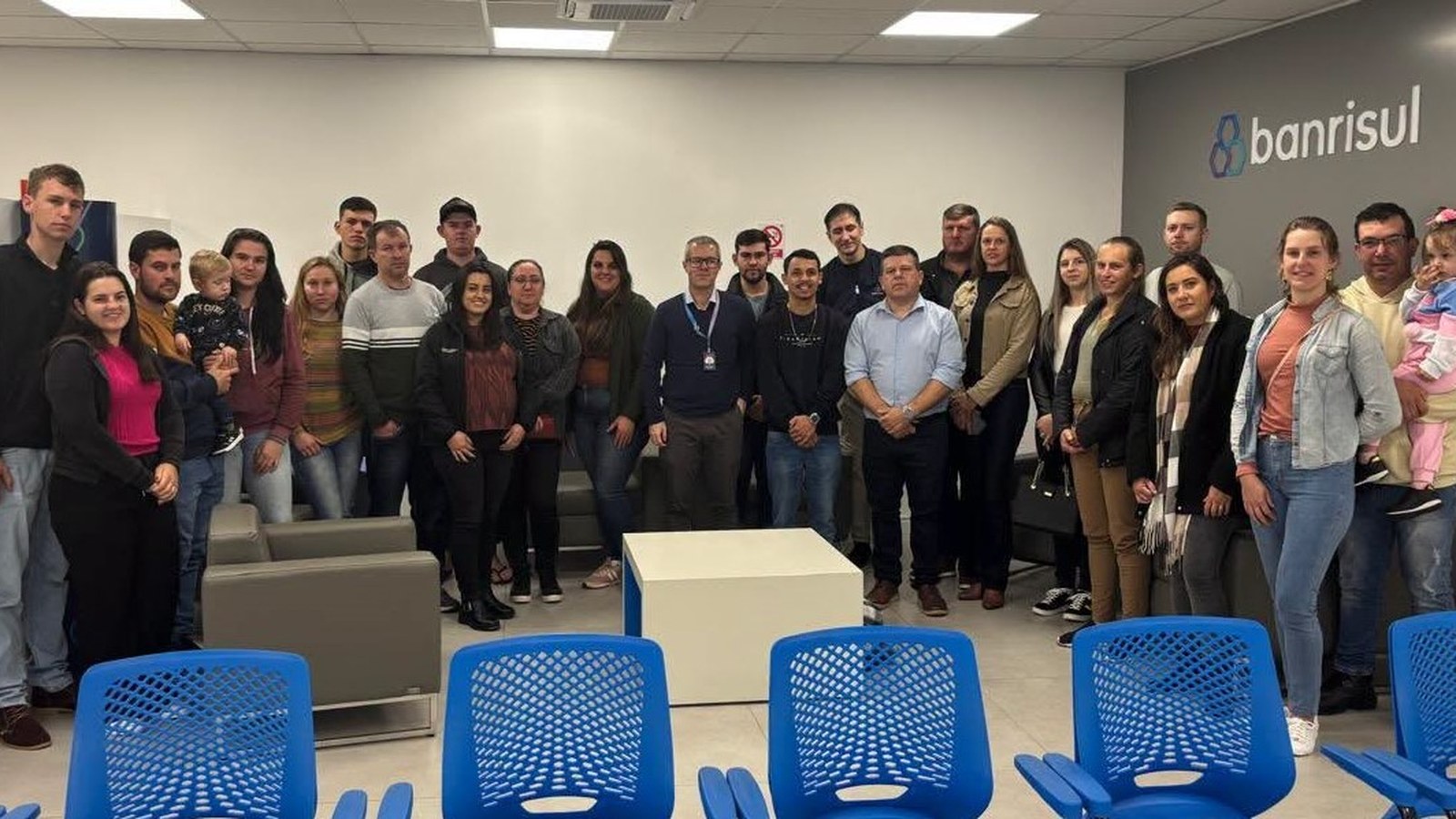 Agricultores de Chuvisca recebem cartões do programa estadual na agência do Banrisul em Camaquã