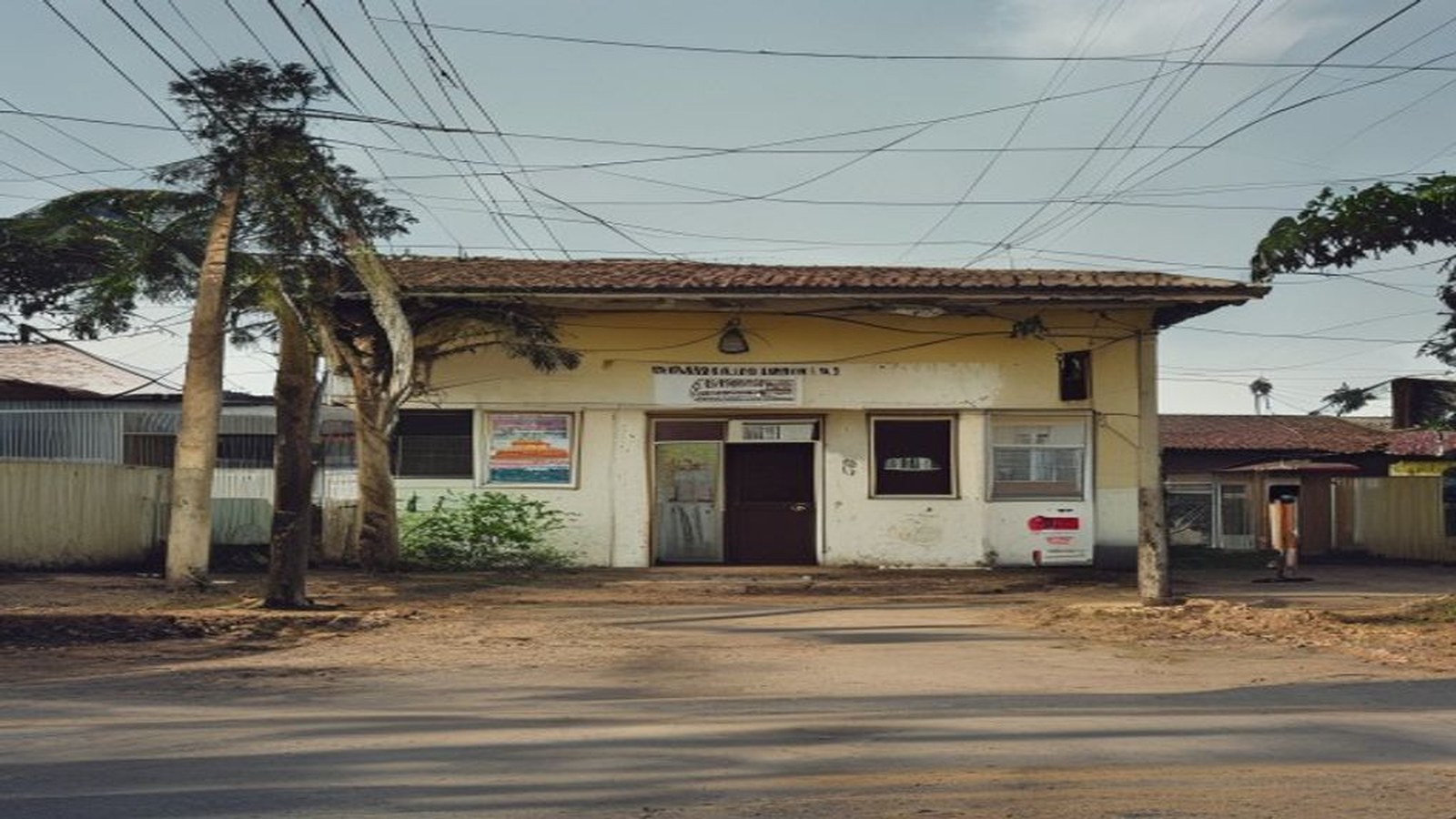 Fachada de uma agência da Previdência Social no interior do Rio Grande do Sul, atendimento ao público, sem rostos identificáveis — INSS, Camaquã