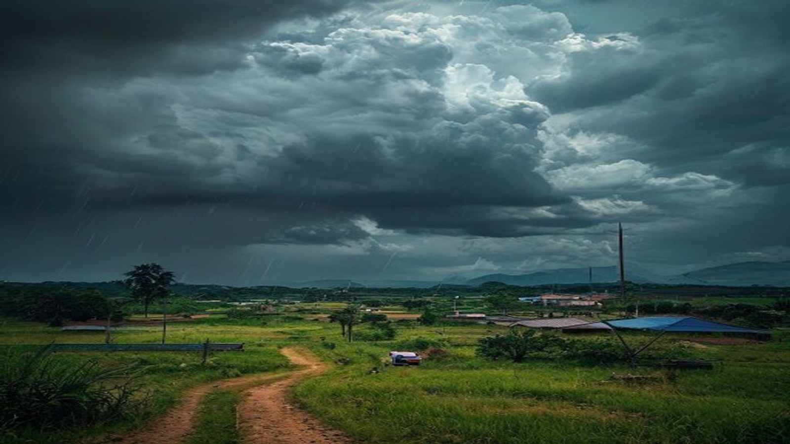 Céu carregado de nuvens de chuva sobre paisagem do interior gaúcho, clima de frente fria se aproximando, sem pessoas — Rio Grande do Sul, RS
