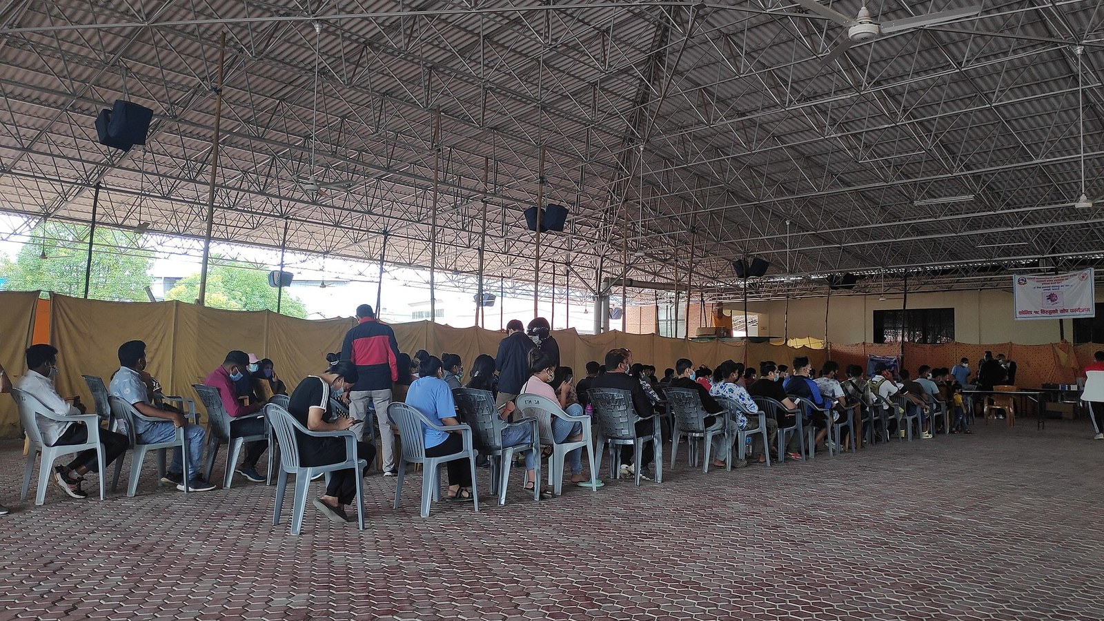 Aplicação de vacina no braço em unidade de saúde, sem rosto identificável, ambiente claro — Arambaré