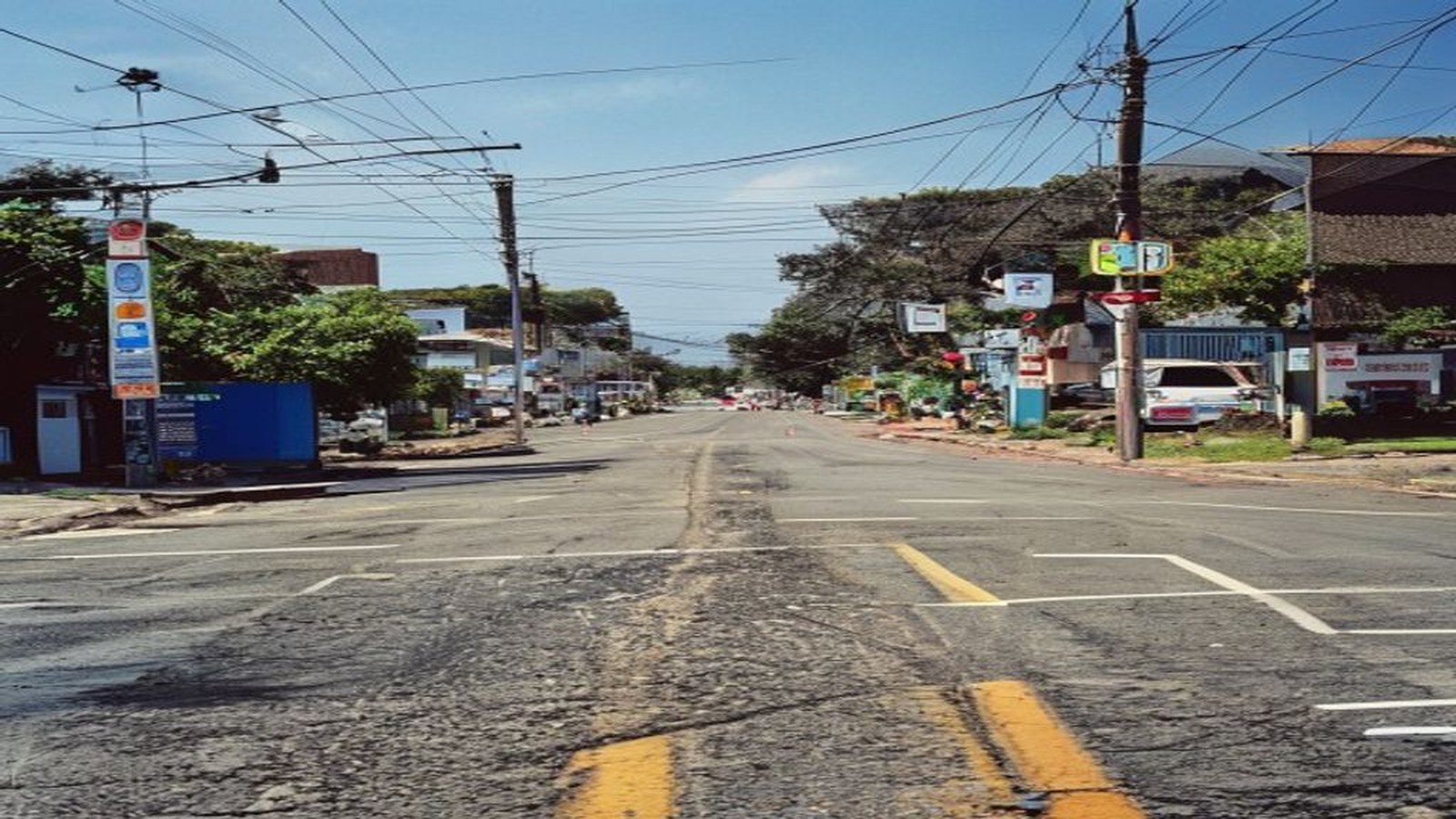 Cruzamento urbano no centro de uma cidade pequena do interior do Rio Grande do Sul, asfalto e sinalização de trânsito, sem vítimas e sem rostos identificáv
