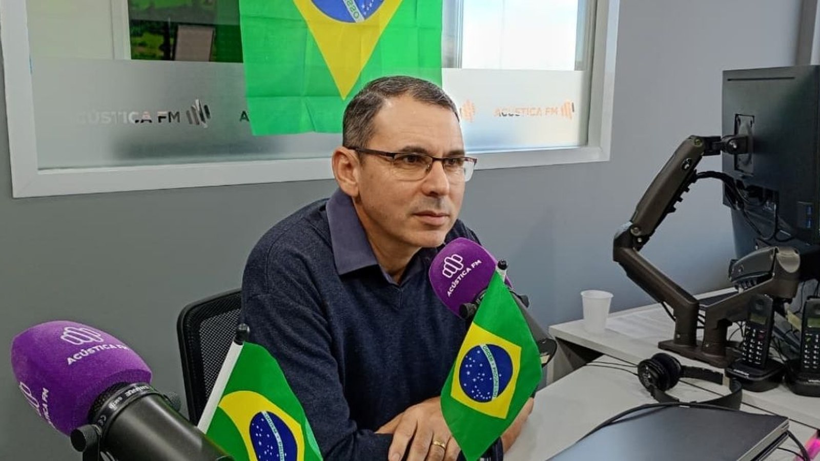 Agasalhos e cobertores coloridos empilhados em ponto de coleta, ambiente interno, sem texto, sem pessoas identificáveis — Camaquã lança Campanha Agasalho