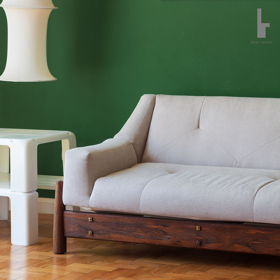 Miniatura: Sofá de madeira nobre jacarandá com linhas limpas e estrutura robusta, típico do design modernista brasileiro