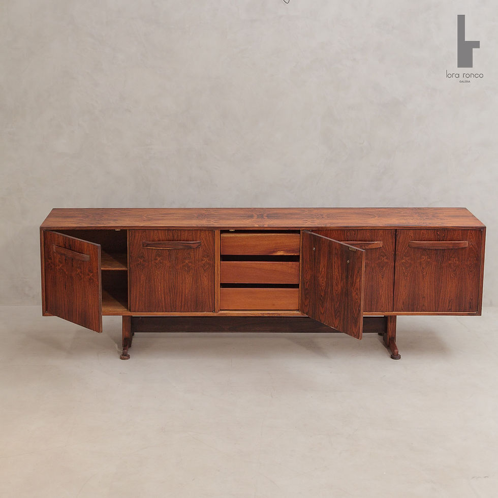 Móvel modernista brasileiro dos anos 1960 em jacarandá, buffet vintage com puxadores orgânicos assinado Novo Rumo