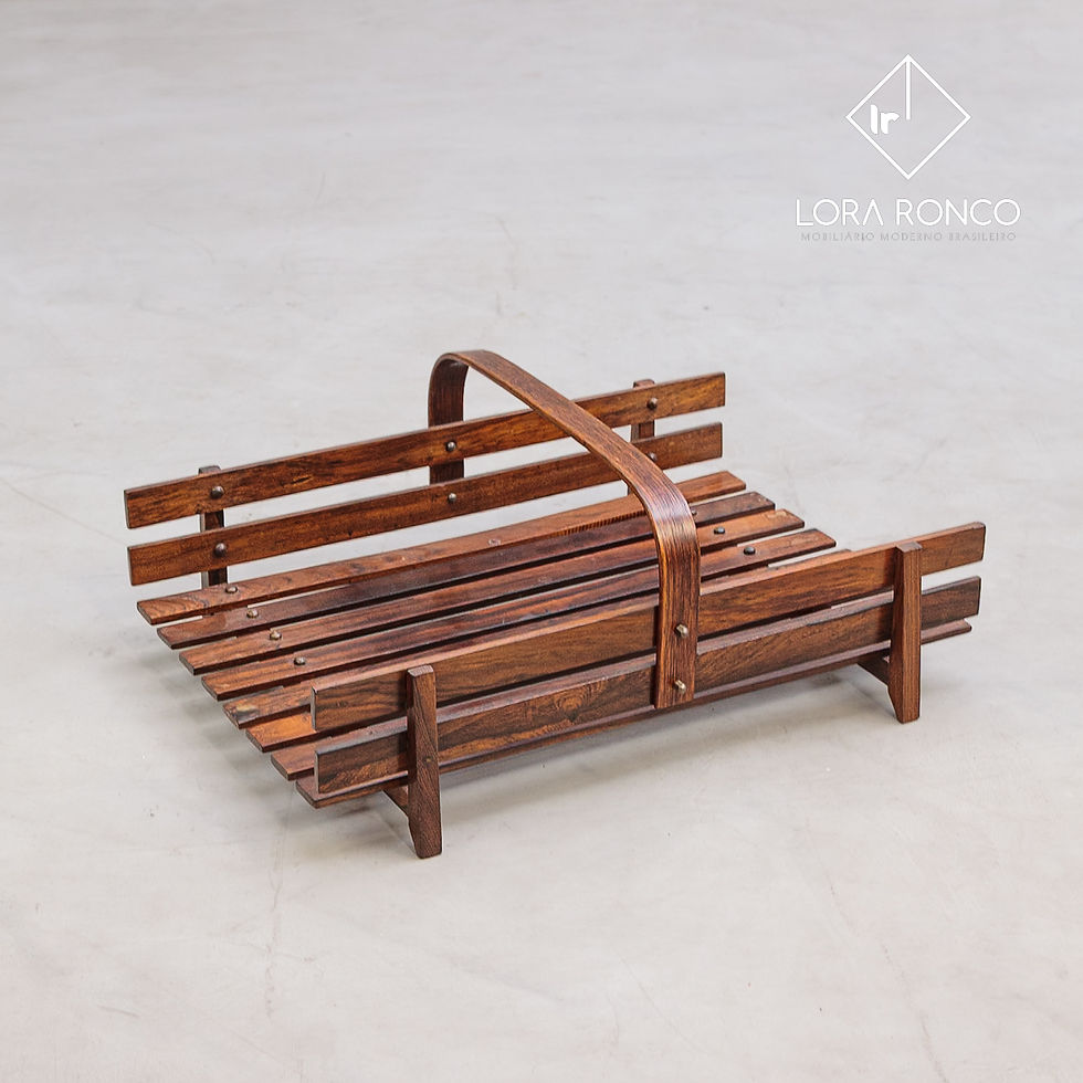 Porta revistas, objetos, fruteira design anos 60 madeira maciça jacarandá Marca Casa Finland estampada na peça não Etel Dpot