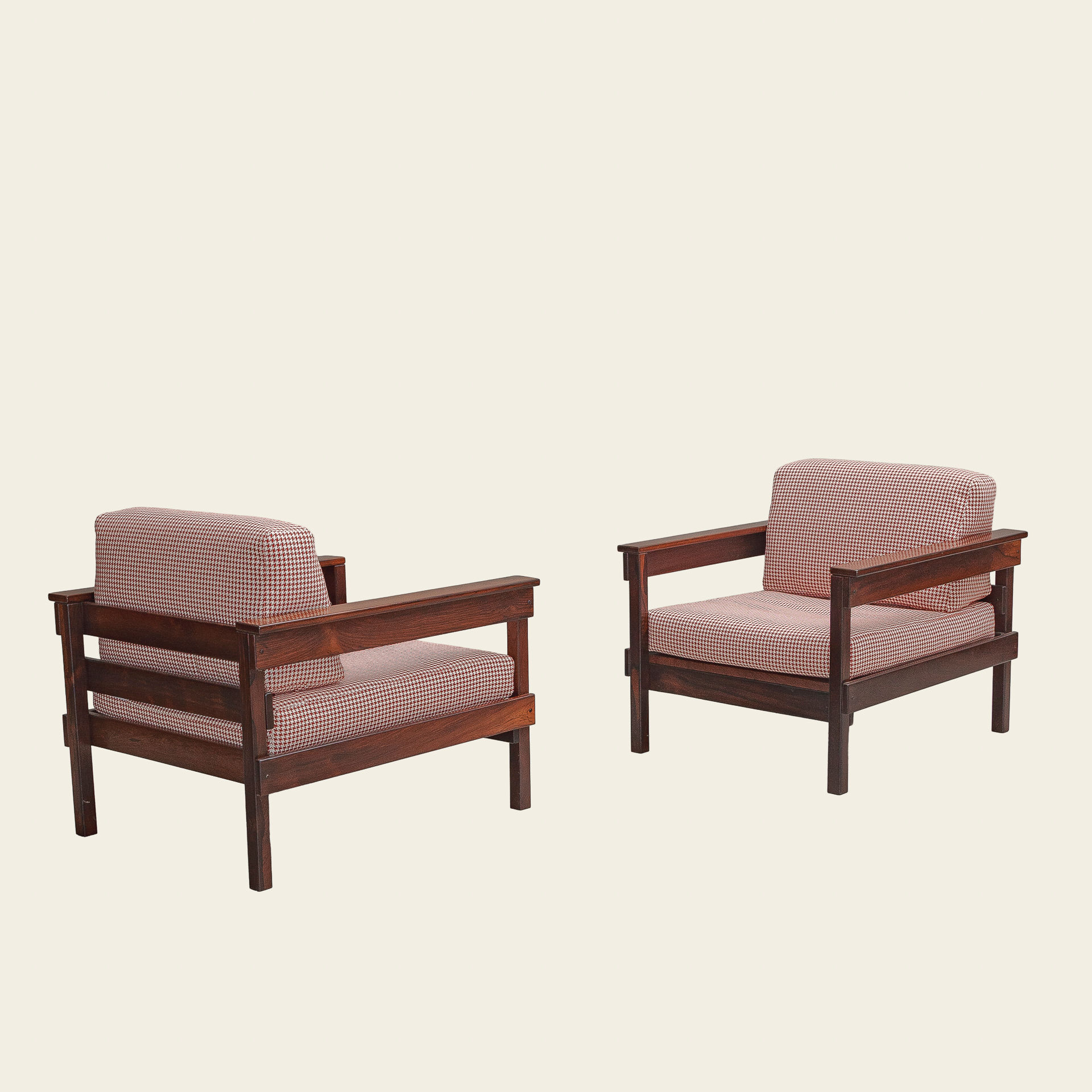 Poltrona design moderno assinada designer Ernesto Hauner Mobilínea madeira maciça jacarandá vintage de época anos 60