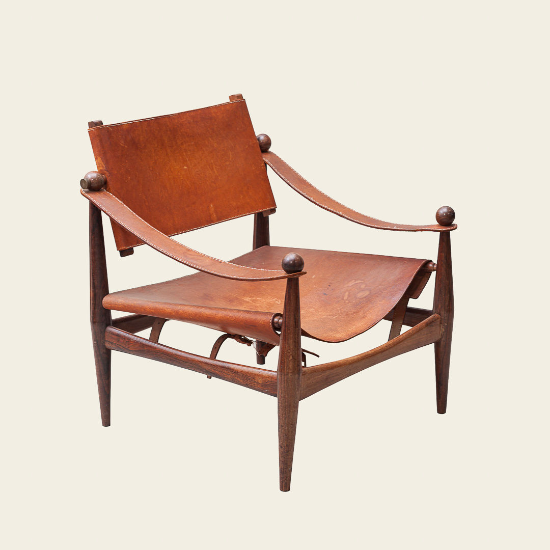 poltrona em jacarandá e couro sela com estrutura escultural e acabamento artesanal, design modernista da década de 1960