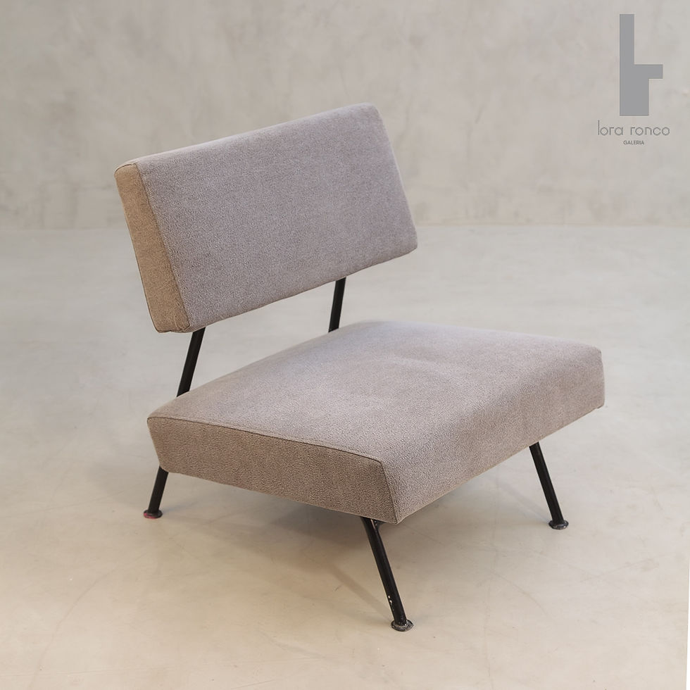 Par de poltronas vintage design moderno anos 50, 60 em ferro preto e estofamento cor cinza claro Móveis Ambiente Lora Ronco