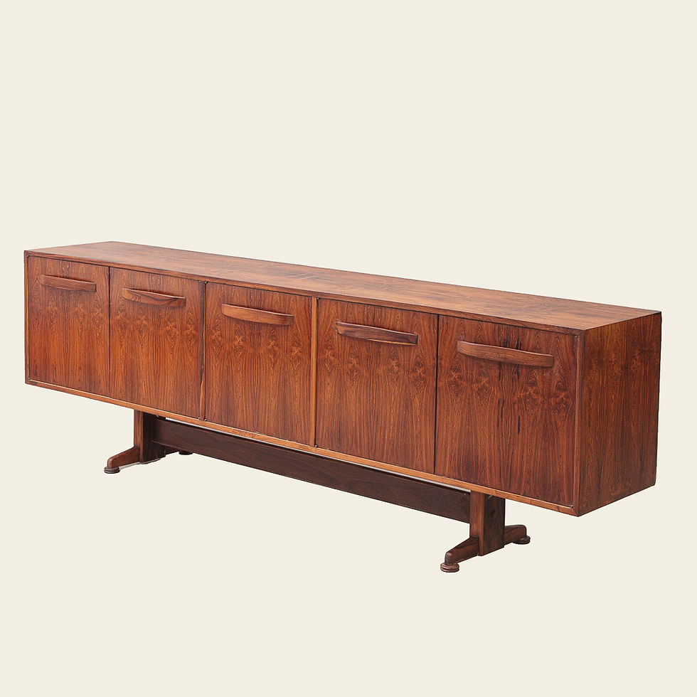 Móvel modernista brasileiro dos anos 1960 em jacarandá, buffet vintage com puxadores orgânicos assinado Novo Rumo