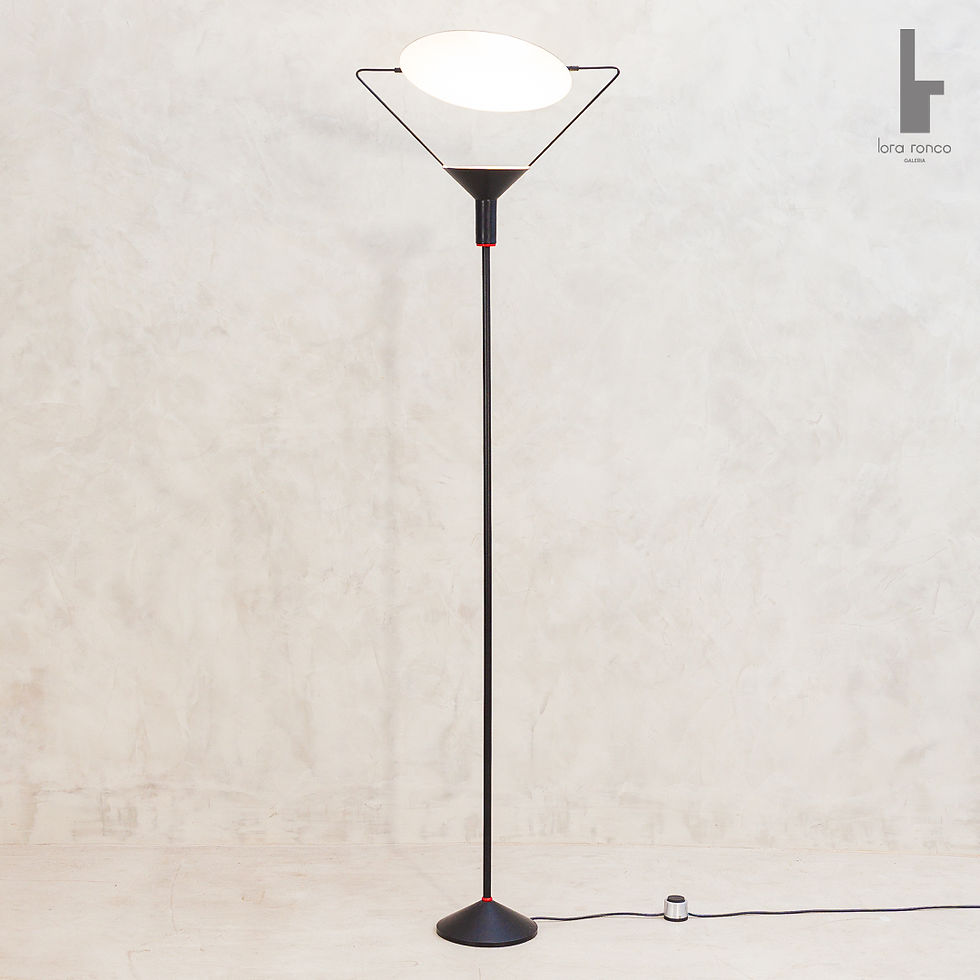 Luminária de piso vintage original Dominici dos anos 1960, em metal preto com rebatedor de luz e acionamento por pedal, rara