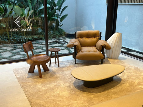 Mobiliário moderno brasileiro, móveis de design da década de 1960, assinados por designers, sendo demonstrados e ambientados em um design de interiores contemporâneo e muito elegante, Poltrona Moleca assinada por Sérgio Rodrigues em madeira maciça jacarandá e couro bege claro