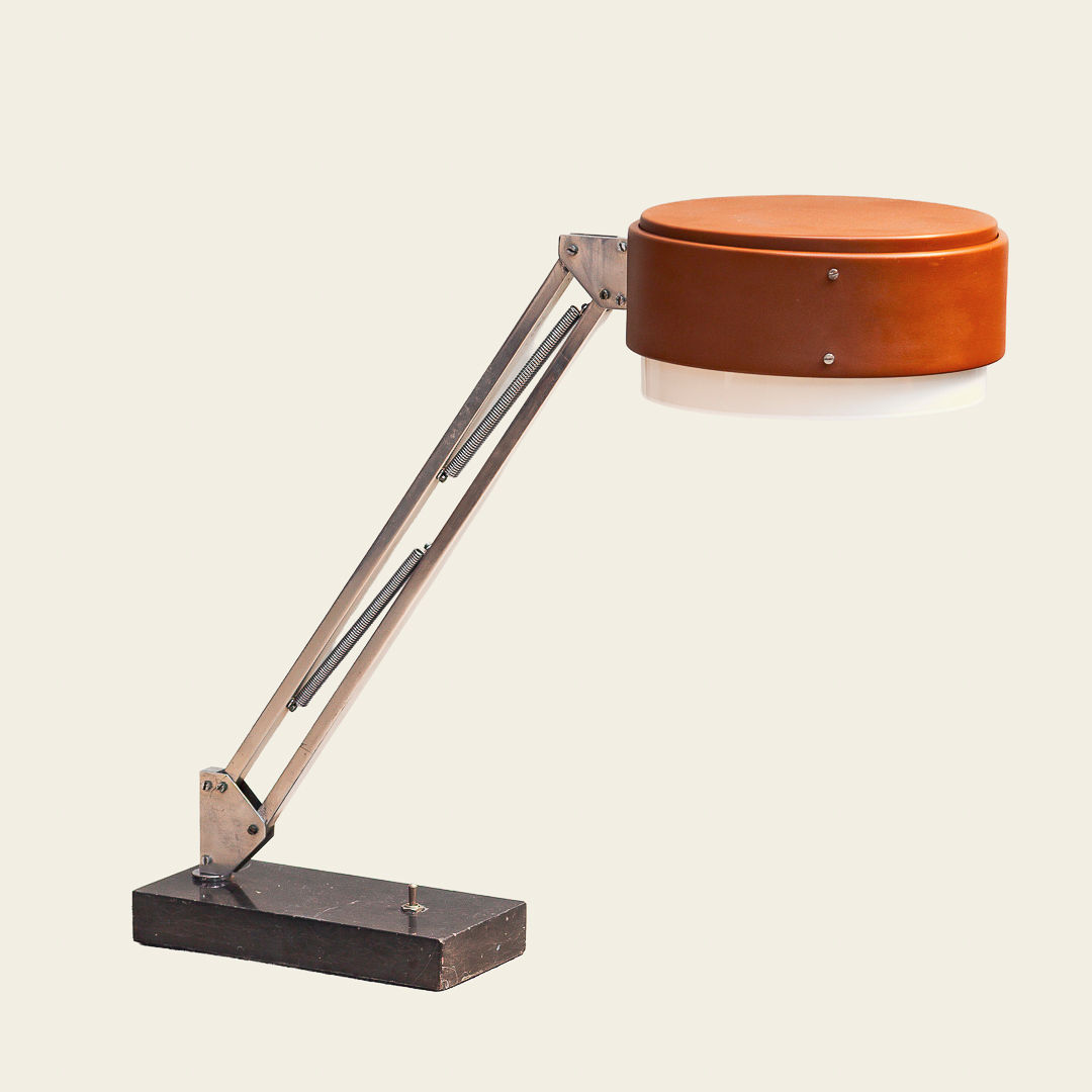 Abajur vintage original Dominici com braço articulado e cúpula marrom, exposto pela Lora Ronco