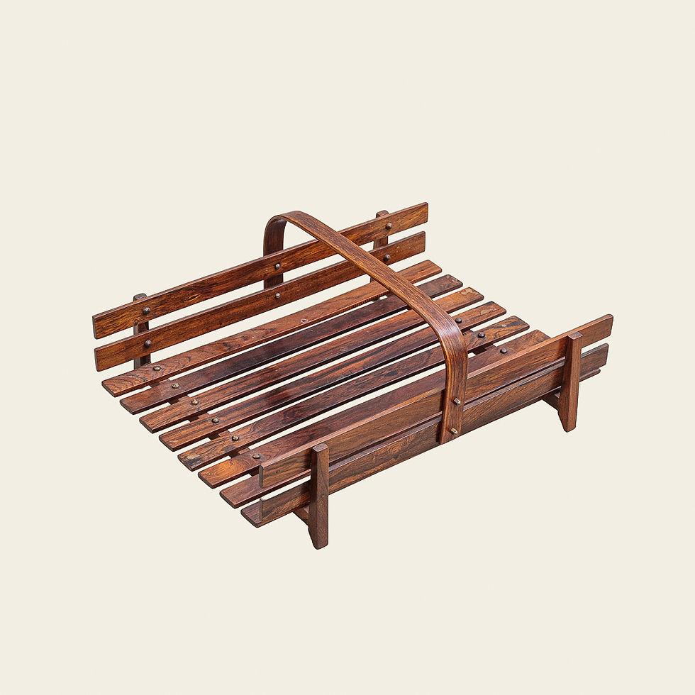 Porta revistas, objetos, fruteira design anos 60 madeira maciça jacarandá Marca Casa Finland estampada na peça não Etel Dpot