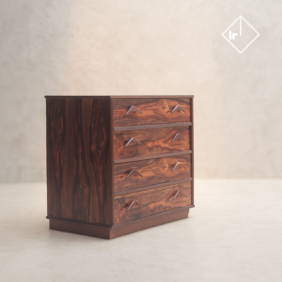 Cômoda Gaveteiro design anos 70 em rádica de pau ferro e puxadores "bumerangue" 4 grandes gavetas de madeira maciça Cimo