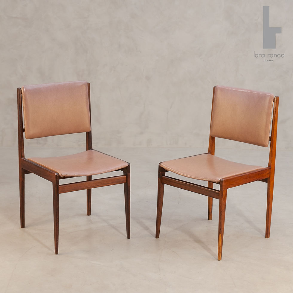 Miniatura: Cadeiras de jantar jacarandá dos anos 60 com encosto e assento em couro original. Autenticidade e elegância no design vintage