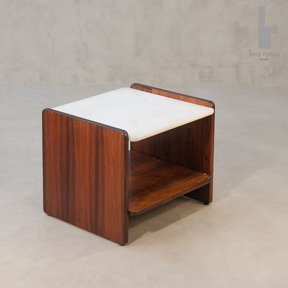 ML Magalhães Mesa auxiliar lateral cabeceira vintage design moderno anos 60 em jacarandá e mármore claro Lora Ronco não Etel