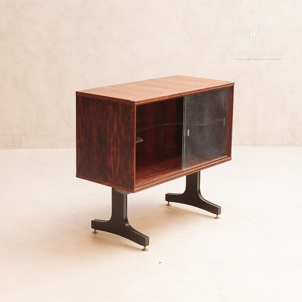Móveis Cimo Bar Barzinho design anos 60 pés de ferro preto, madeira jacarandá prateleira e portas de vidro original de época