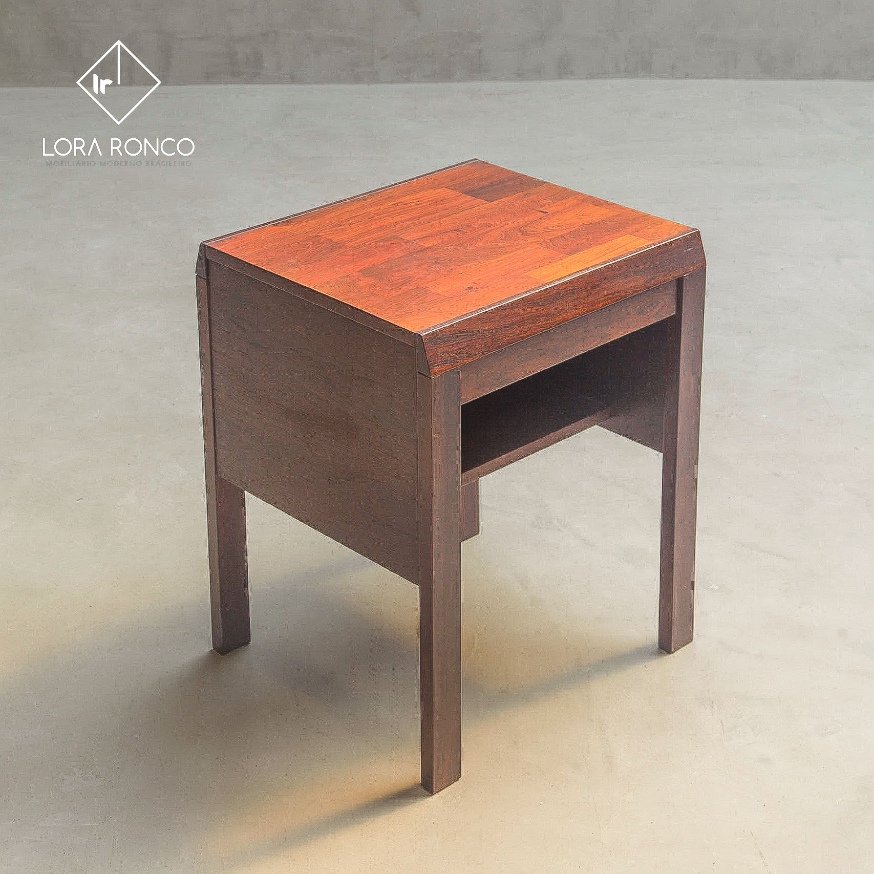 Mesa auxiliar gaveteiro quarto ou escritório em jacarandá Jean Gillon Italma antiga década de 60