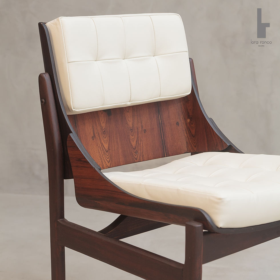 Cadeiras Jerzy design moderno brasileiro anos 1960, atribuídas a Zalszupin. Madeira e couro natural, peças autênticas ñ Etel