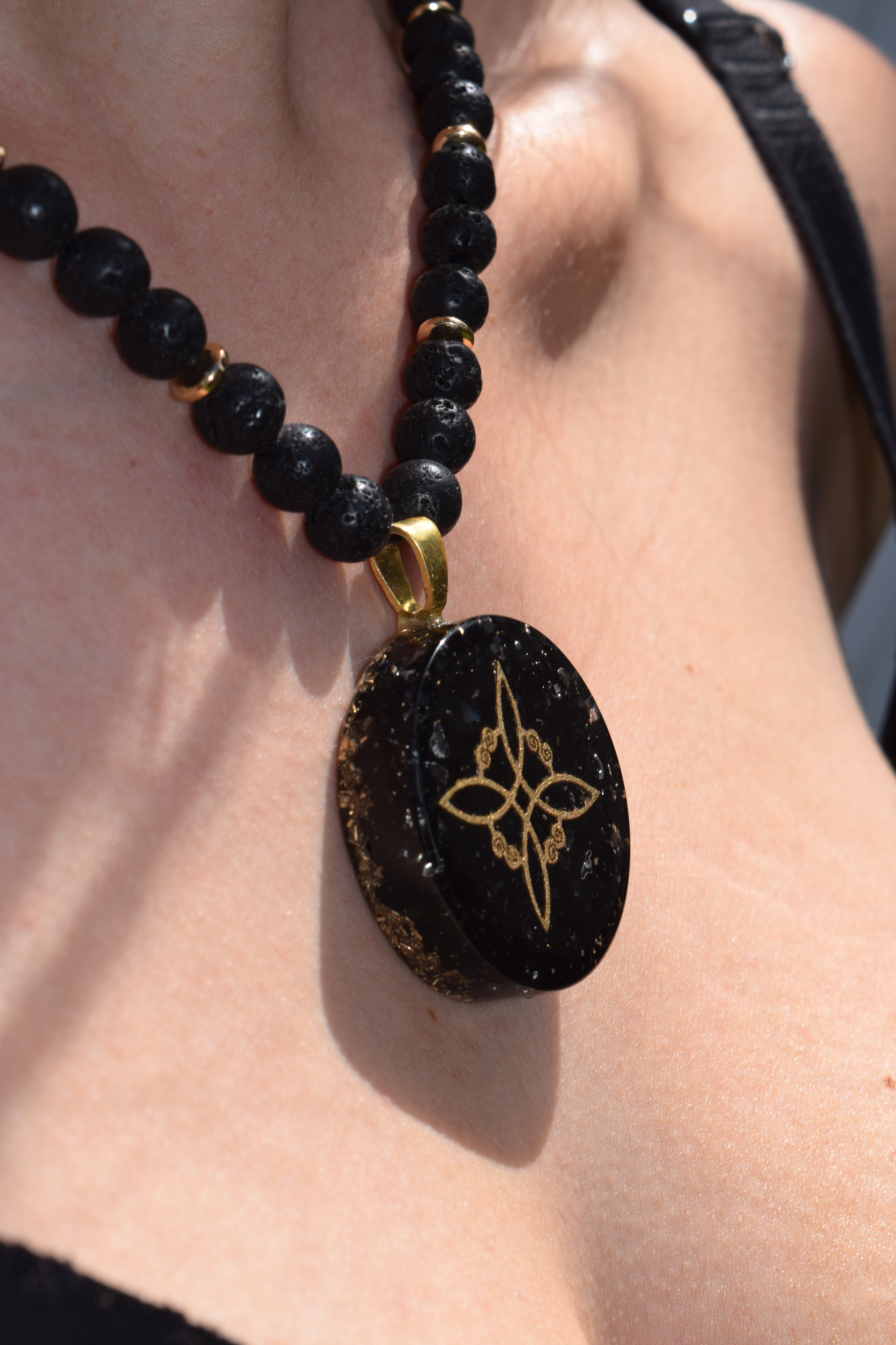 Orgonita tipo Mala "Nudo de Brujas" Turmalina negra