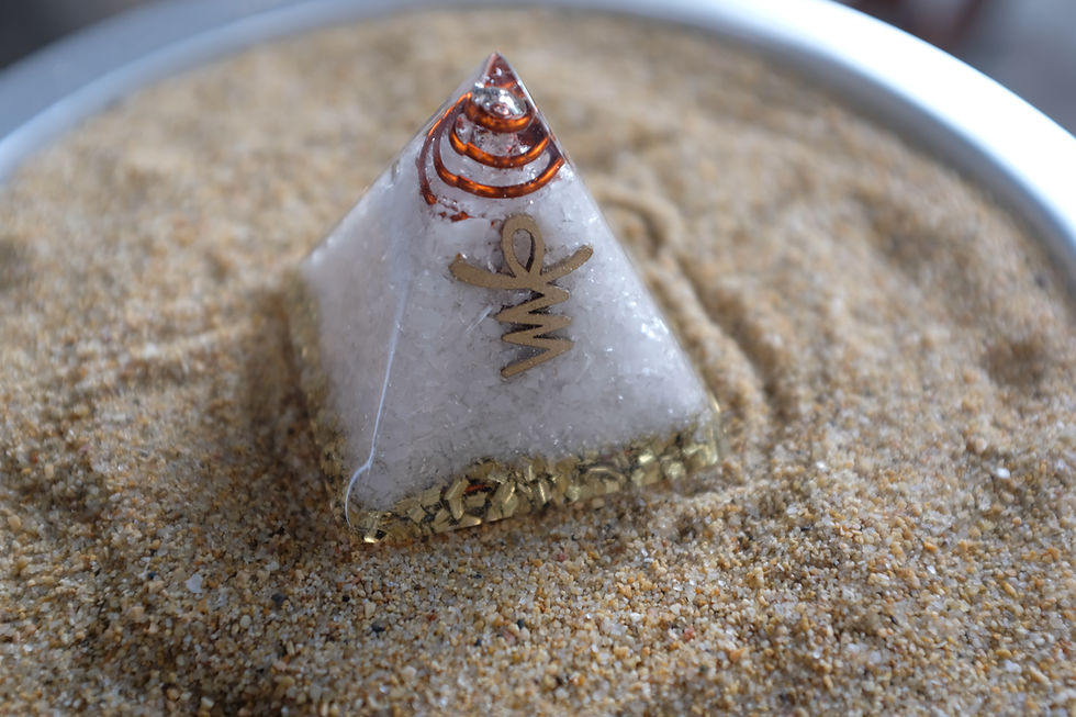 Pirámide de Orgonita con Cuarzo Blanco y la Llave de los Nuevos Tiempos