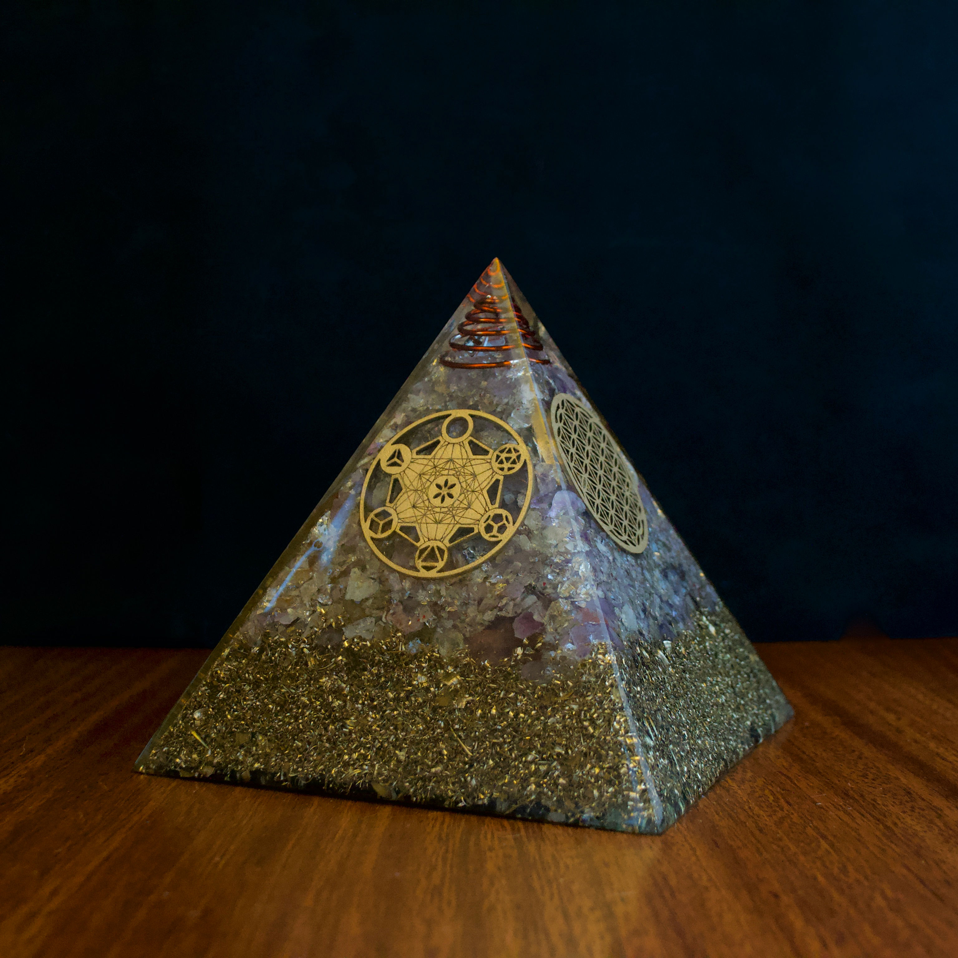 Pirámide Orgonita generador de Luz Divina
