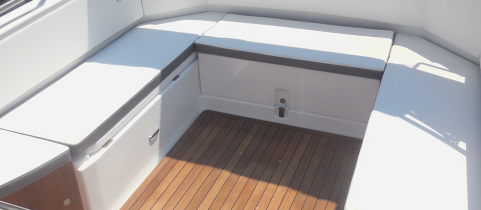 Tavolo a scomparsa con supporto elettrico sui gommoni MAR.CO