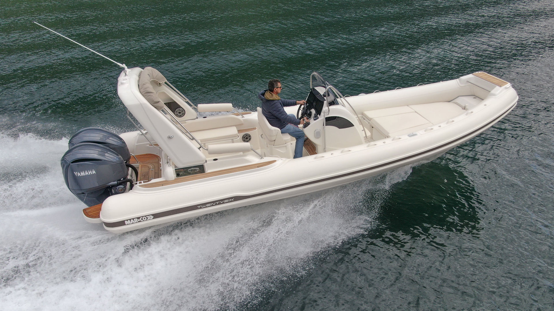 mar.co marine twentysix at sea powered by 2*300hp Yamaha