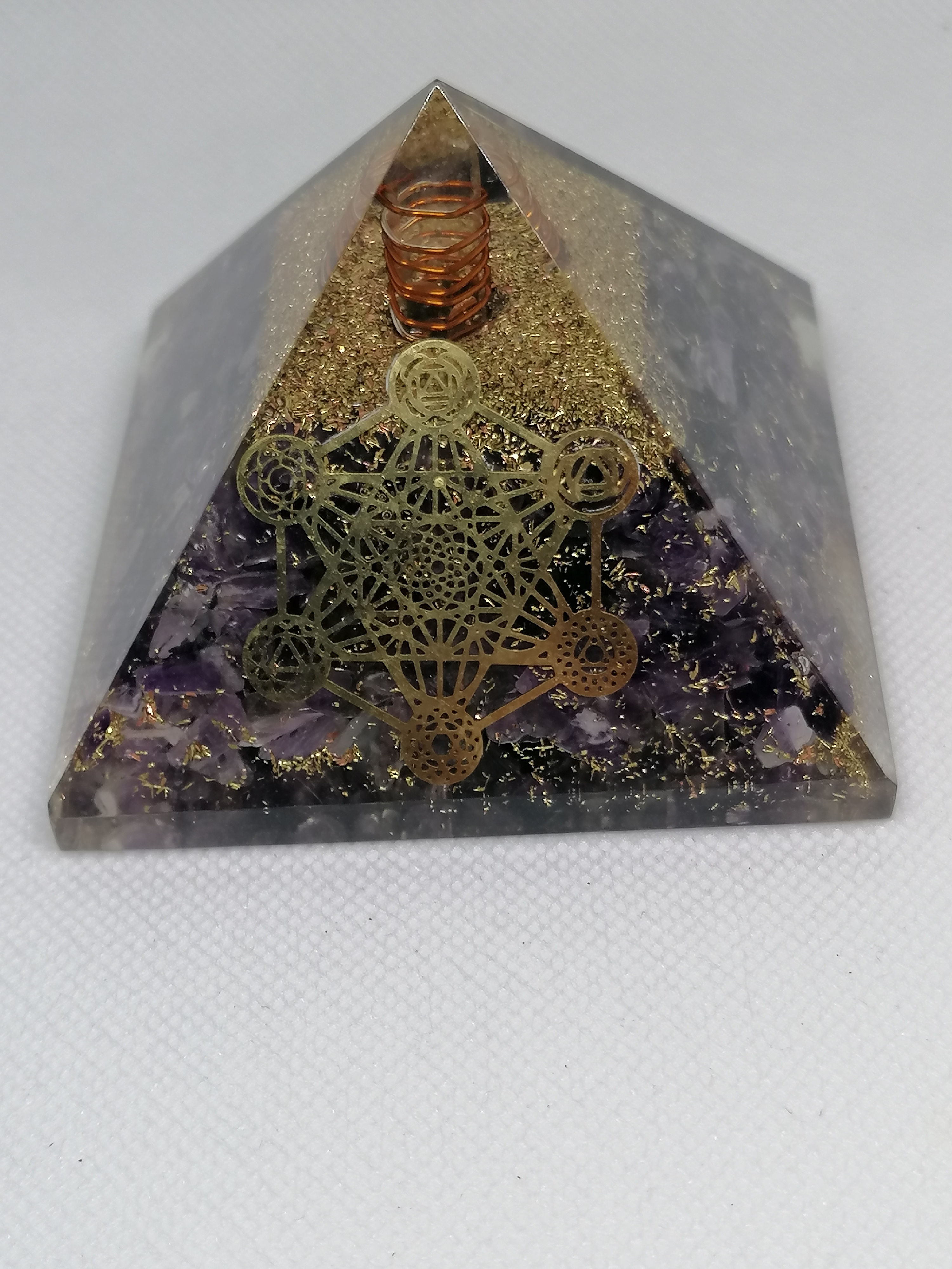 Pyramide orgonite Métatron, Améthyste, cristal de roche 7 cm