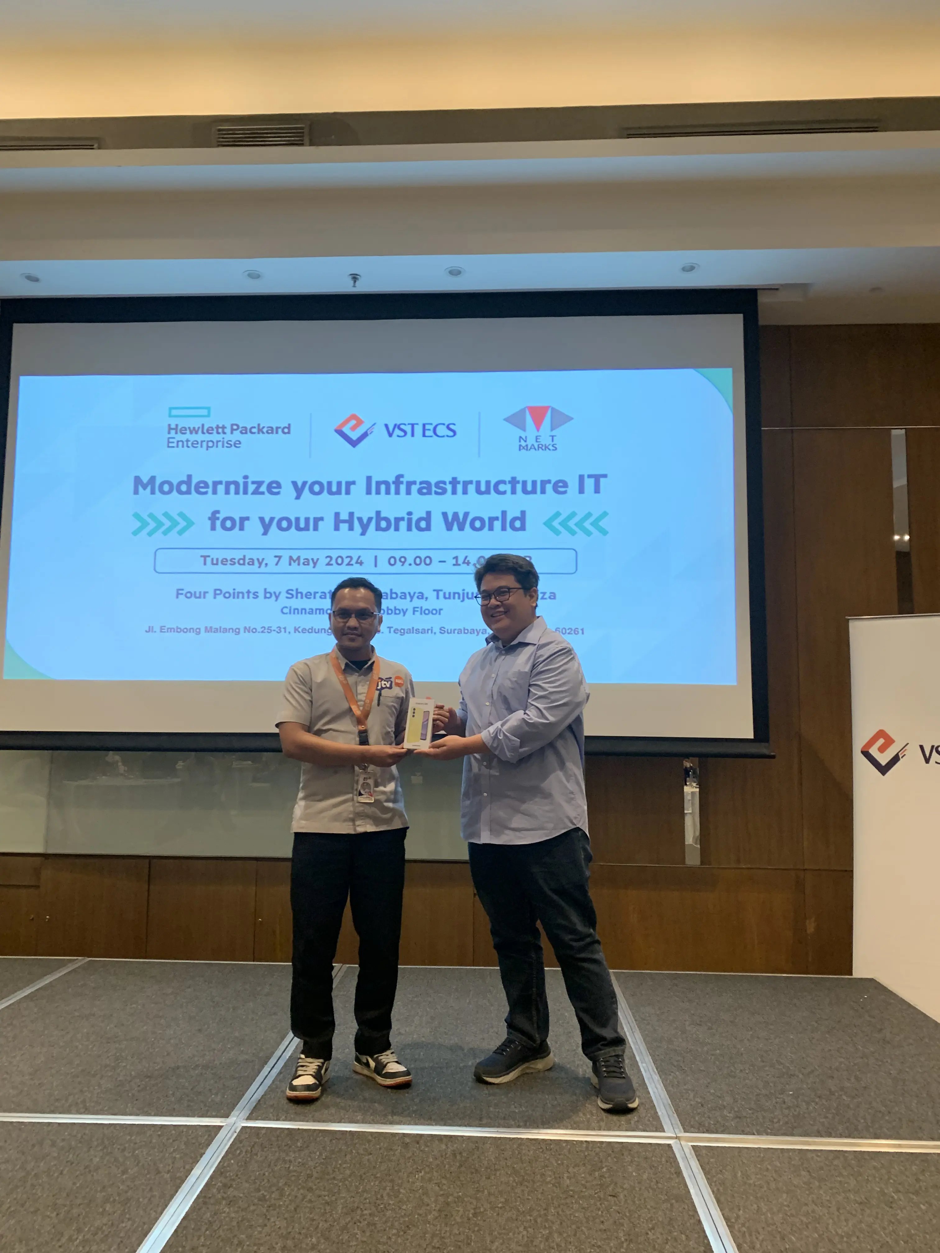 Dokumentasi pemberian hadiah oleh PT Netmarks Indonesia pada event modernisasi IT Infrastruktur di Surabaya, Jawa Timur kepada pemenang