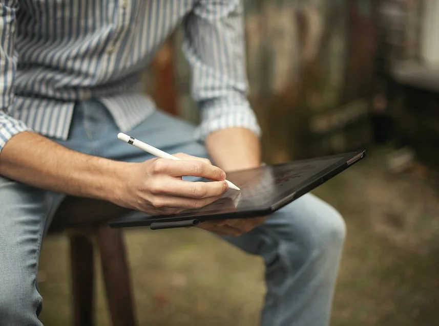 foto tablet en zitten.webp