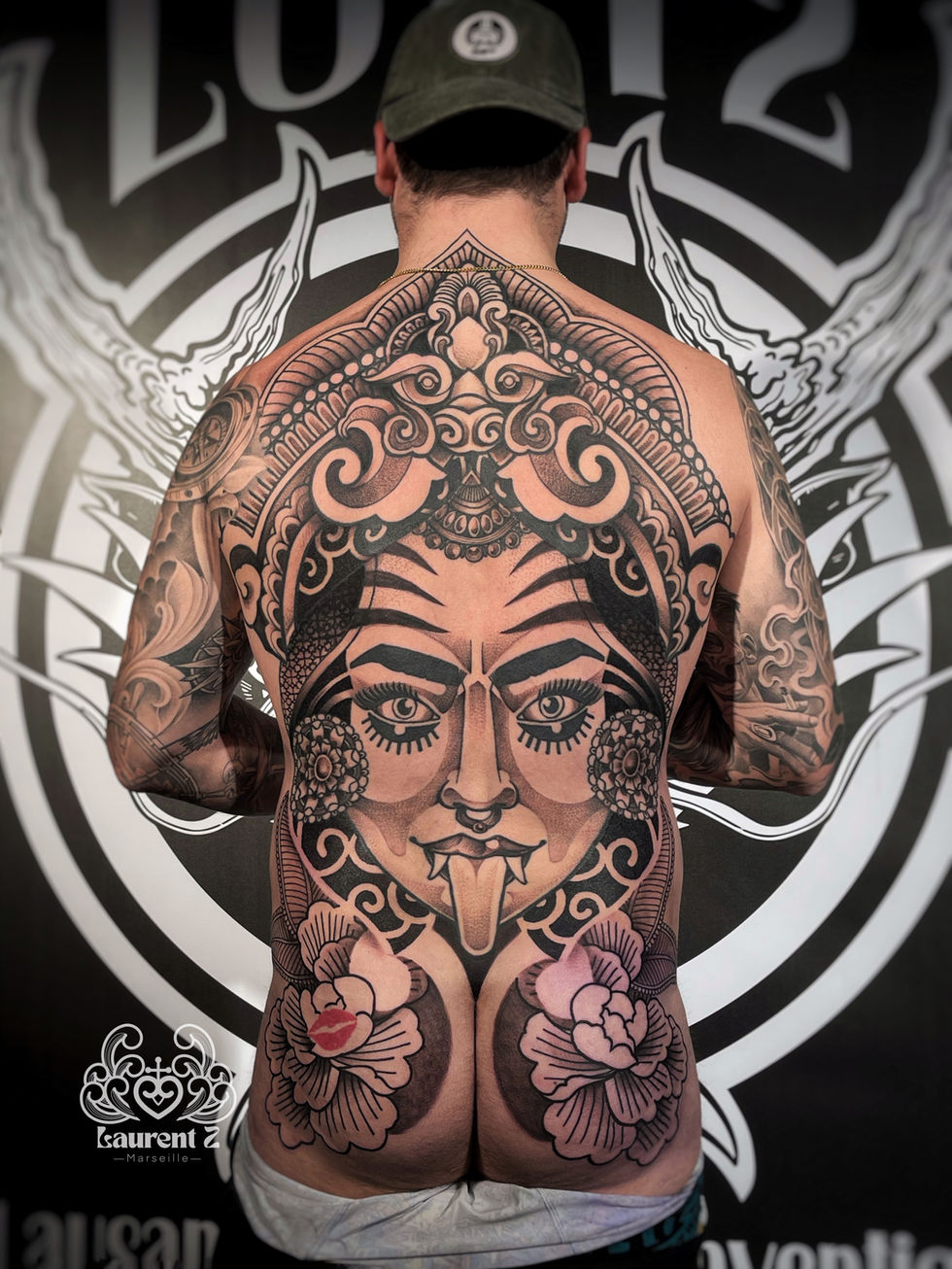 la deese kali tatouer dans le dos de sebastien. ornemental tattoo