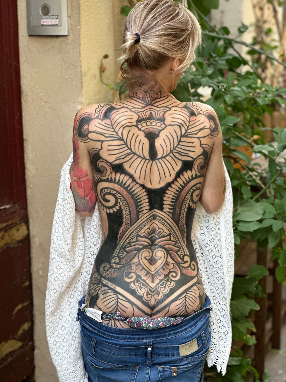 tatouage de dos complet
melange de floral d'ornemental et d'applat de noir