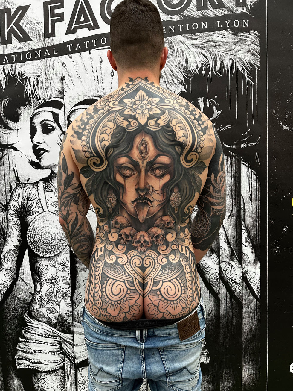 incroyable collaboration avec le guyt tattoo lors du mondial du tatouage, on a tatouer cette kali sur trois jours, mélange de neo trad et d'ornemental