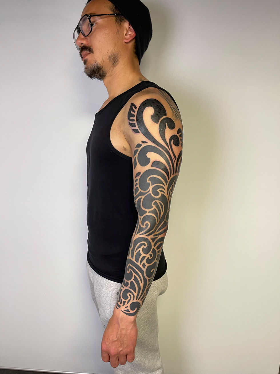 bras en tattoo ornemental floral en noir et full black