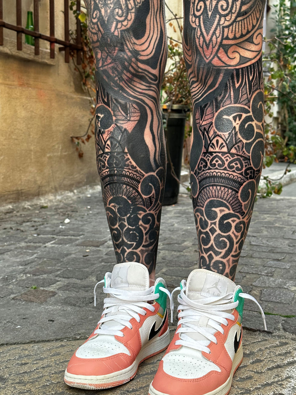 le tatouage incroyable de melo. voila une vision du tibia en symetrie avec des chrisentheme noir et un mandala moonchild est incroyable