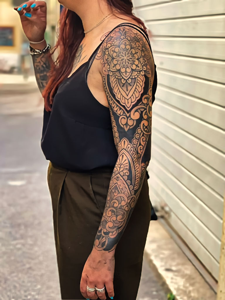 bras tattoo ornemental et full black laurent Z