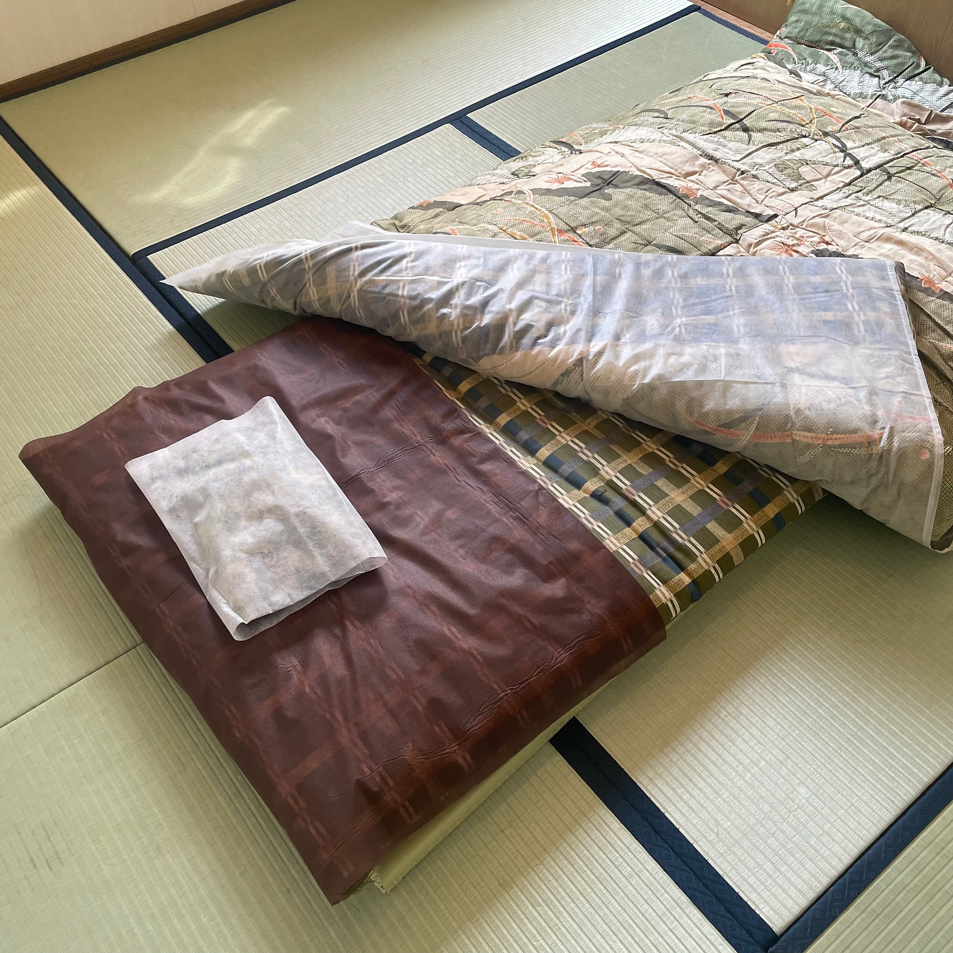 寝具には使い捨ての不織布シーツを付けています。