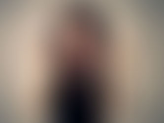 une femme qui cri les poings fermés