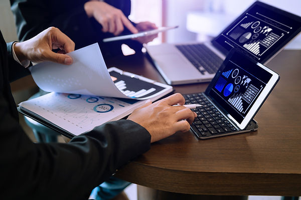 reunion-del-equipo-de-negocios-presente-inversor-profesional-que-trabaja-con-la-tarea-de-l